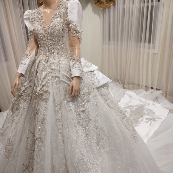 Wedding gown - Picture 4 of 5